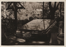 Zakopane. Mogiła Chałubińskiego na cmentarzu. W rogu na lewo krzyż nad mogiłą Sabały