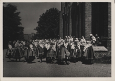 Księstwo Łowickie. Przed kościołem w Złakowie Kościelnym