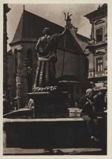 Lw&oacute;w. Rynek, studnia z Neptunem