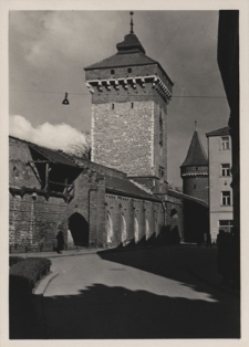 Kraków. Fragment murów obronnych z Bramą Floriańską