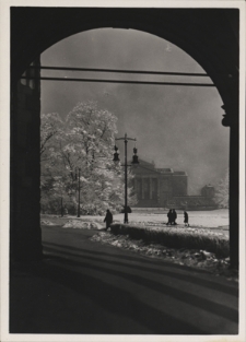 Poznań. Teatr Wielki spod kolumn Uniwersytetu