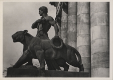 Poznań. Figura przed Teatrem